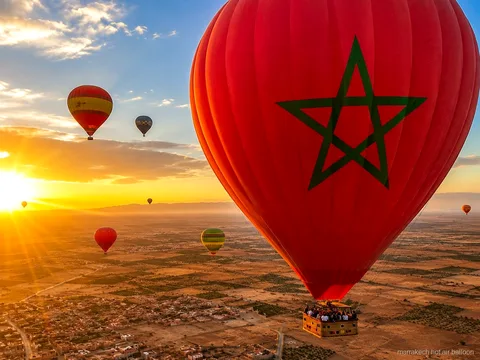 Großer geteilter Heißluftballon über den Jbilet-Bergen bei Marrakesch