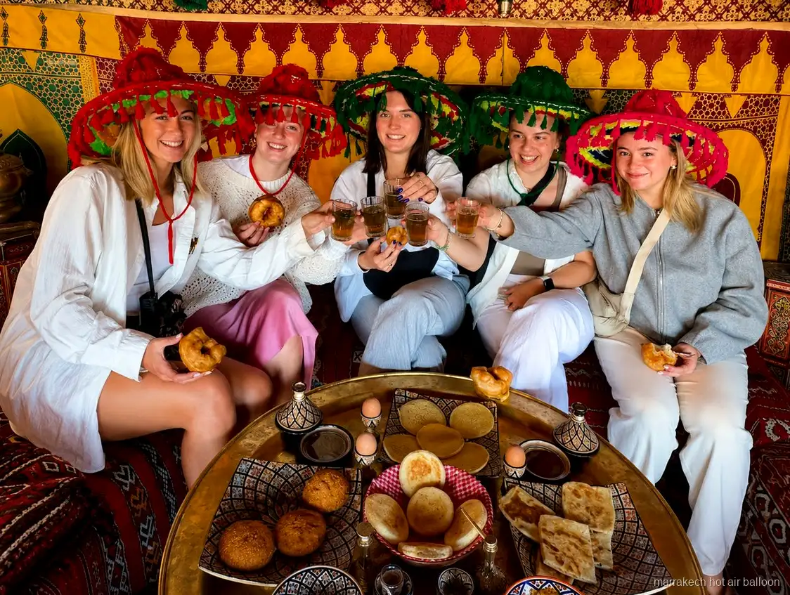 Aufblasen des Ballons bei Sonnenaufgang vor der Marrakesch-Kamelritt-Kombitour