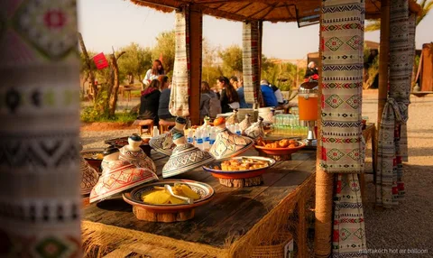 Passagiere beim Einsteigen vor einer Sonnenaufgang-Ballonfahrt in Marrakesch