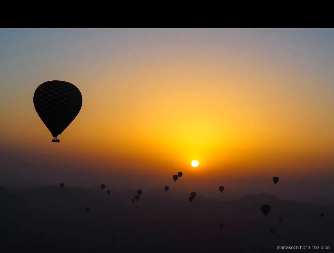 Zonsondergangslicht boven de bergen tijdens een paraglidingvlucht bij Marrakech
