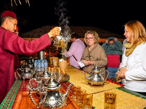Marokkaans ontbijtbuffet onder een kaïdstent na een ballonvaart