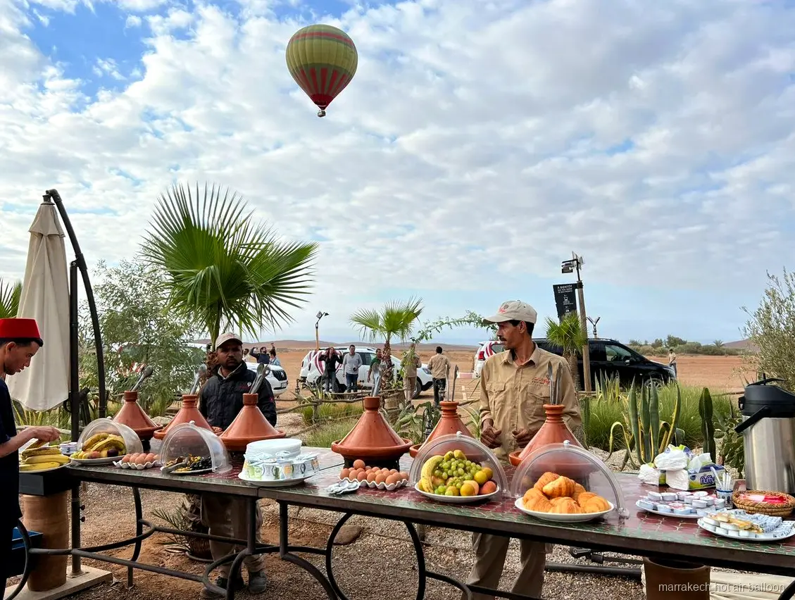Zonsopgang boven landelijke dorpjes nabij Marrakech tijdens een ballonvaart