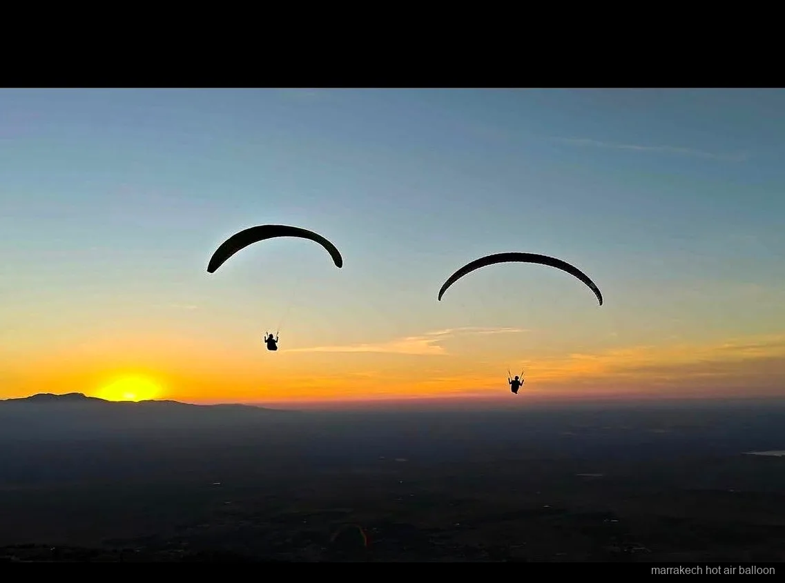 Piloto preparando un vuelo en parapente biplaza cerca de Marrakech