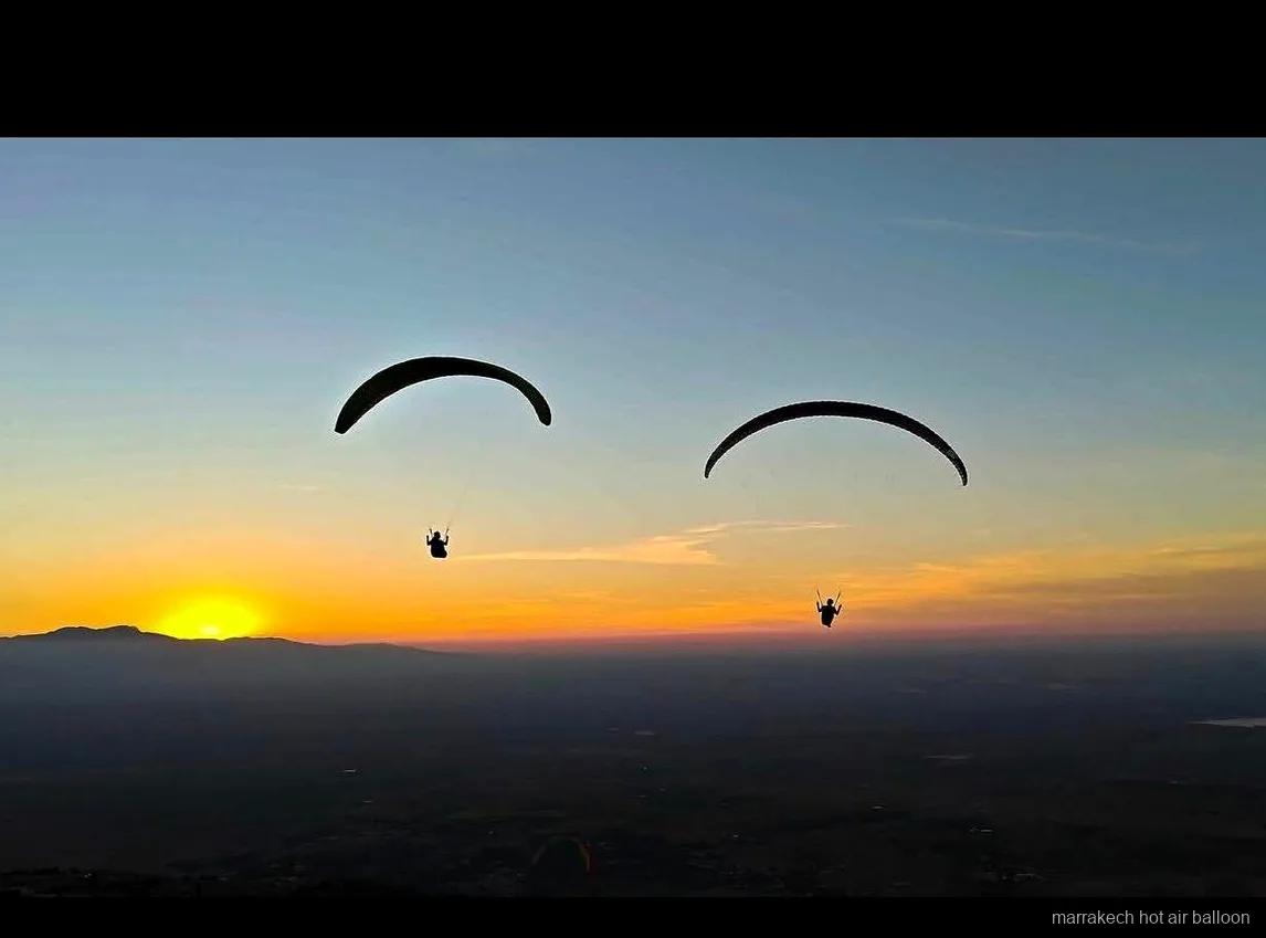 Pilota che prepara un volo in parapendio in tandem vicino a Marrakech