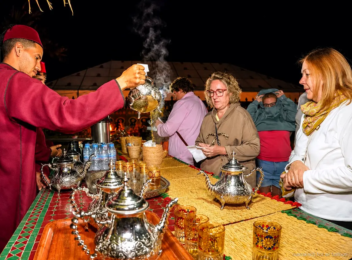 Buffet di colazione marocchina sotto una tenda caidal dopo un volo in mongolfiera