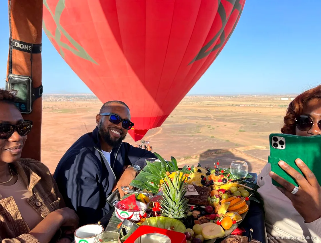 Petit-déjeuner berbère traditionnel servi après un vol en montgolfière à Marrakech