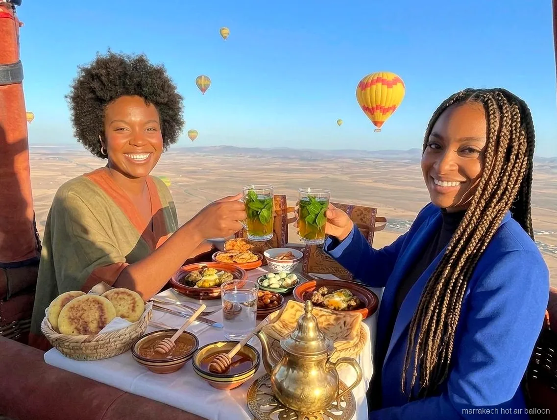 Vue sur le désert au lever du soleil pendant un vol en montgolfière privée à Marrakech