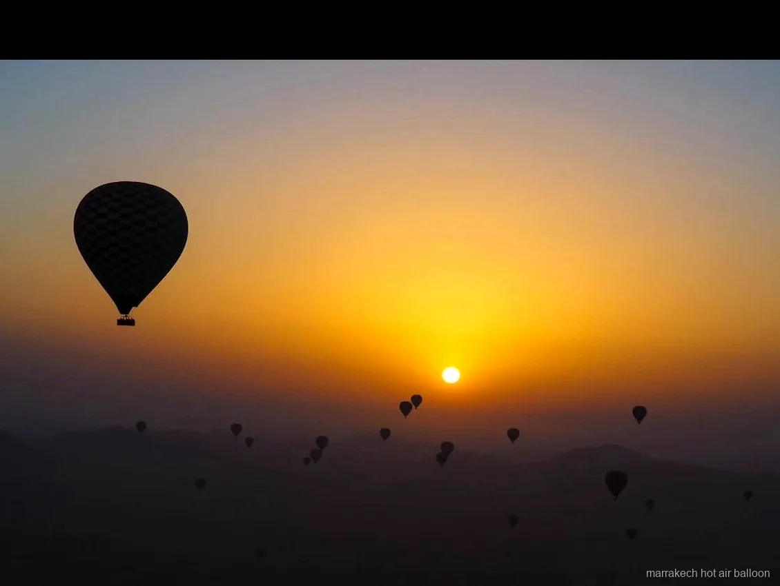 Lumière du coucher de soleil sur les montagnes pendant un vol en parapente à Marrakech