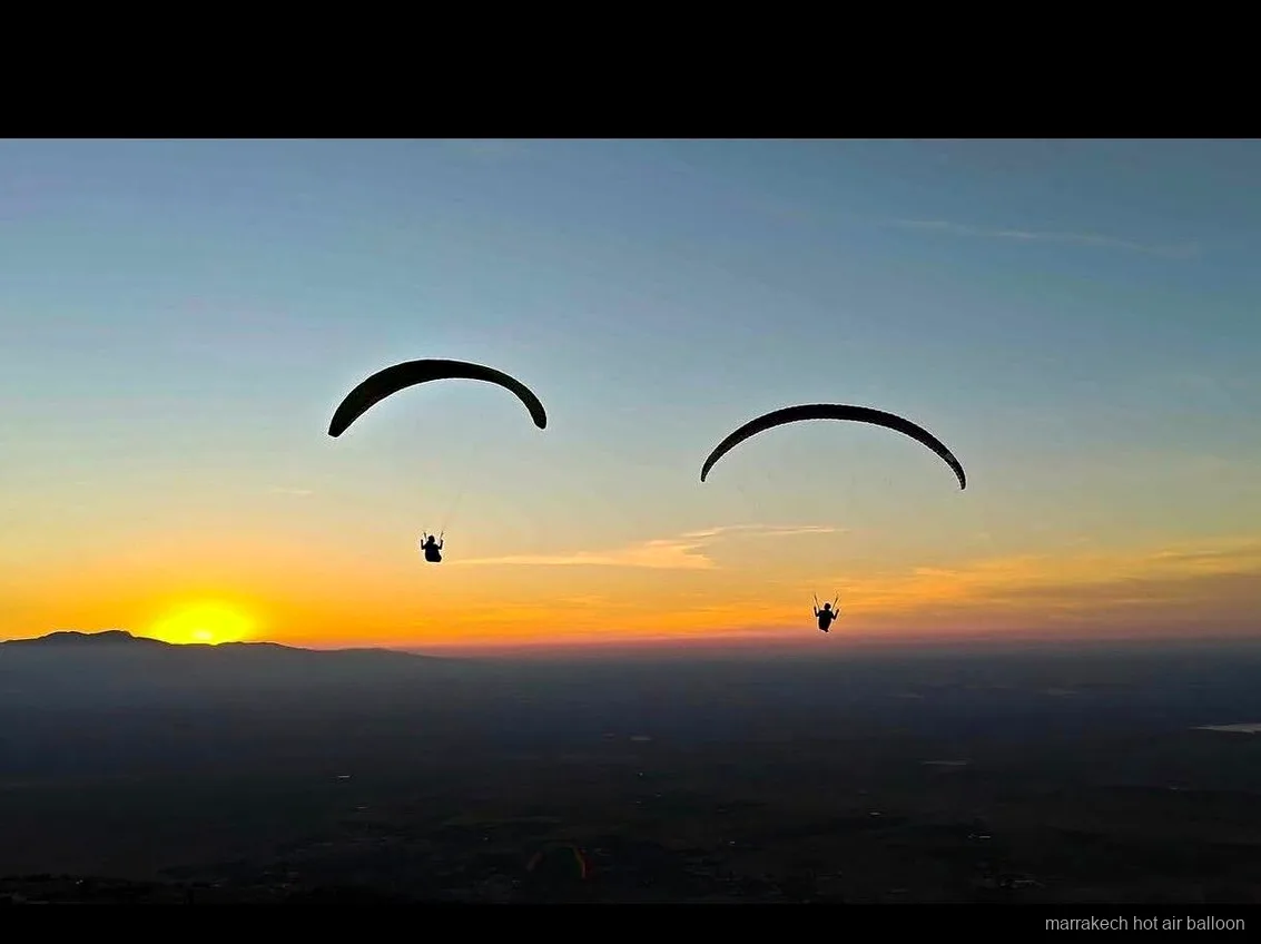 Pilote préparant un vol en parapente en tandem près de Marrakech